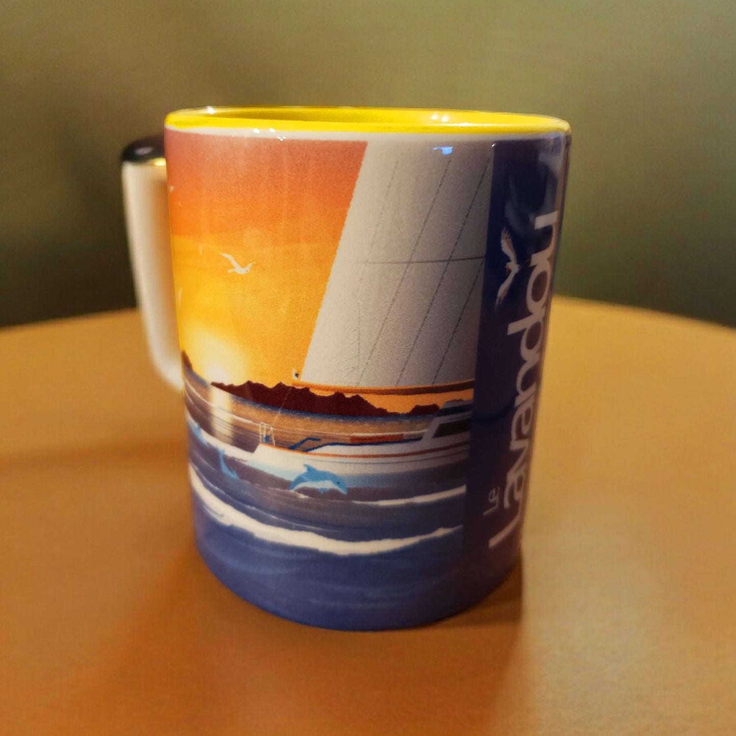 MUG LE LAVANDOU "LE VOILIER ET DAUPHINS"