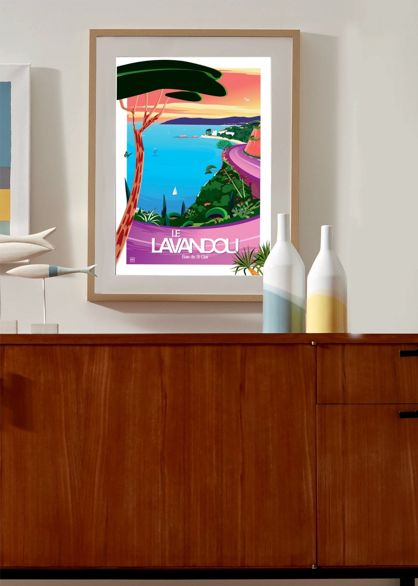 Illustration Néo - Rétro Le Lavandou - Baie De St Clair, Couleurs Flamboyantes, Papier Lithographique 270gr - laurent loiseau