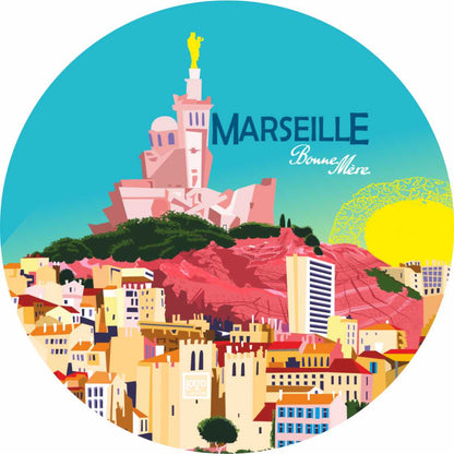 Sous-verre représentant la basilique de Notre-Dame de la Garde à Marseille, dans le style des Sous-Verres Ronds Marseille – Lot de 2 en MDF ÉléGants Ø 8 cm avec Finition Brillante et AntidéRapant de Laurent Loiseau. Cet article apporte élégance à votre cuisine et sert de décoration sous verre, idéal comme cadeau pour un anniversaire ou Noël.