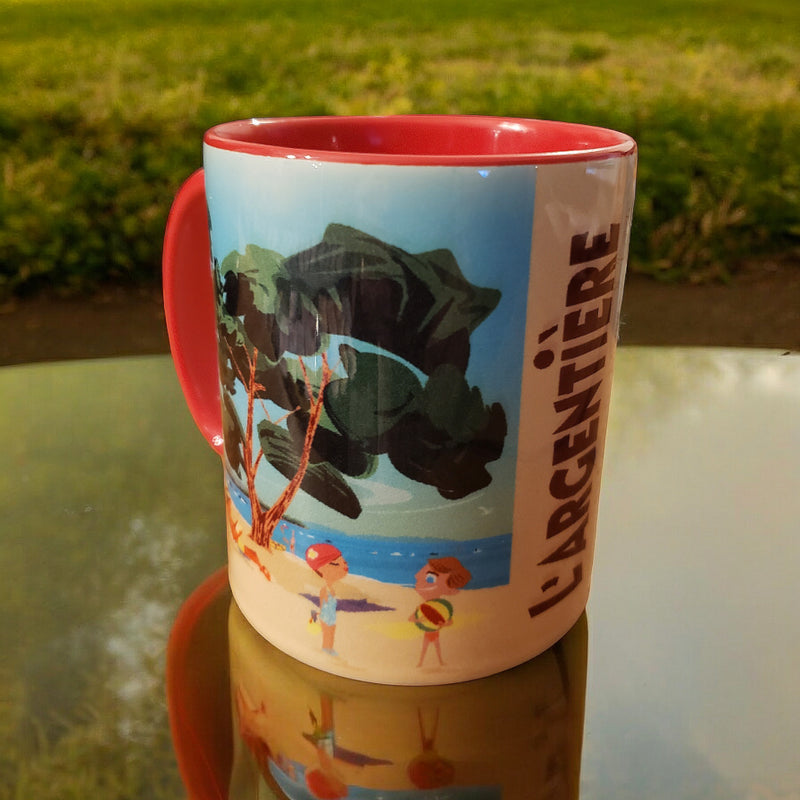 Mug La Londe Plage De L'Argentière - Néo-Rétro, Céramique, 325ml, Design Français par laurent loiseau, mettant en valeur une illustration graphique colorée de la Côte d'Azur. Ce mug céramique design français est parfait comme cadeau ou pour célébrer un anniversaire, ajoutant une touche de décoration vintage à votre intérieur. Une pièce artistique à offrir pour Noël qui évoque l'ambiance enchanteresse du Var.