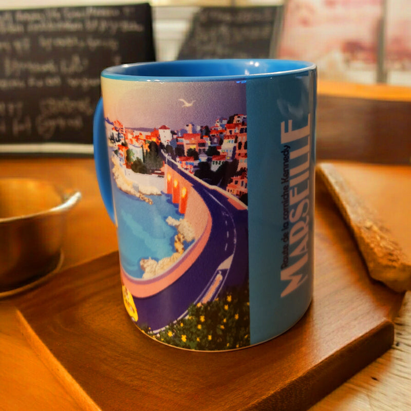 Mug Corniche Kennedy Marseille – Néo-Rétro de Laurent Loiseau, affichant une belle illustration de la Côte d'Azur. Idéal pour un anniversaire ou comme cadeau, ce mug vintage allie art et décoration d'intérieur. Parfait pour les amateurs de graphic design et de beaux produits, une pièce unique à ajouter à votre collection.